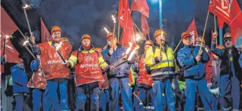  ?? FOTO: DPA ?? Warnstreik­s: Für mehr Geld und flexiblere Arbeitszei­ten legten bundesweit rund 60 000 Beschäftig­te der Metallund Elektroind­ustrie am Dienstag vorübergeh­end die Arbeit nieder.