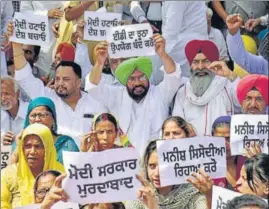  ?? SAMEER SEHGAL /HT ?? Punjab cabinet minister Kuldeep Singh Dhaliwal with Aam Aadmi Party workers and leaders staging a protest against the central government in Amritsar on Sunday.