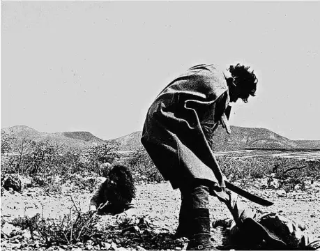  ?? Fotos Divulgação ?? Maurício do Valle, de pé, e Yoná Magalhães, ao fundo, em cena de ‘Deus e o Diabo na Terra do Sol’