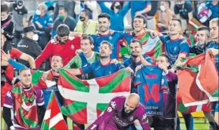  ??  ?? Los jugadores del Amorebieta celebran el ascenso en el Nuevo Vivero.