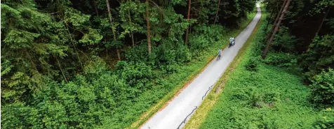  ?? Foto: Marcus Merk ?? Heute ein beliebter Radweg ins Grüne, früher eine Bahnstreck­e: Irmgard Del Pino vom Bund Naturschut­z setzt sich dafür ein, dass die Weldenbahn wieder in den Holzwinkel rollt.