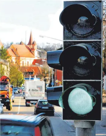  ?? ARCHIV-FOTO: THORSTEN VAAS ?? Die Ellwanger Ampelfamil­ie hat in diesem Jahr Zuwachs bekommen. Deshalb gab es viel Stau in der Haller Straße und jede Menge Ärger bei Autofahrer­n und Anliegern.