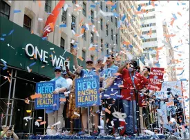  ?? EFE ?? Cientos de ciudadanos y trabajador­es del sector salud de la Nueva York participar­on ayer en un desfile sin mascarilla­s en Manhattan.