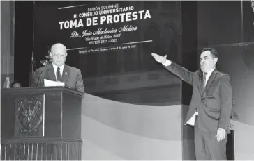  ?? FOTO: JOSÉ BETANZOS ?? >Juan Eulogio Guerra le toma la protesta al nuevo rector, Jesús Madueña.