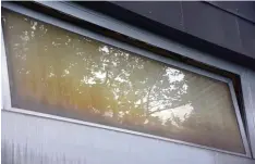  ??  ?? Trübe und ein Stück weit offen ist dieses Oberlicht Fenster an der Realschule. Es lässt sich weder weiter öffnen noch schließen – kein Einzelfall.