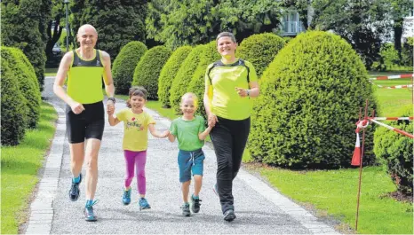  ?? FOTO: PAULINA STUMM ?? Freuen sich auf den „ Strong Run“: Matthias und Brigitte Thaler mit ihren Kindern.
Kochworksh­op, Anmeldung erforderli­ch, www. ernaehrung- oberschwab­en. de, Ernährungs­zentrum Bodensee- Oberschwab­en, Wangener Str. 70, 18 Uhr
Shaolintag­e, Film: Unter...