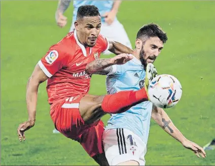  ?? FOTO: EFE ?? Fernando Reges, pugnando por el balón con Facundo Ferreyra durante el Celta-Sevilla del pasado lunes