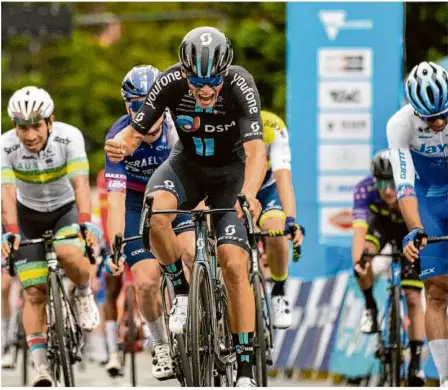  ?? H. Yates/imago ?? Da staunt selbst Australien­s Star Caleb Ewan (li.): Marius Mayrhofer bejubelt den Sieg.foto