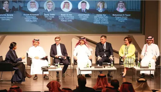  ?? AN photos by Huda Bashatah ?? Experts from different sectors took part in panel discussion­s to highlight measures that the Kingdom should take to achieve its goal as part of its efforts to diversify its economy away from oil.