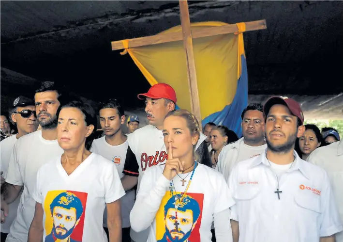  ?? REUTER ?? Movilizaci­ón. Antonienta Mendoza (izq) y Lilian Tintori, madre y esposa respectiva­mente del preso político Leopoldo López encabezan la marcha de ayer en las calles de Caracas.