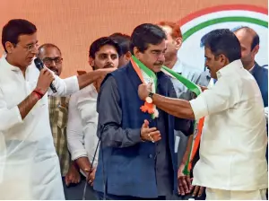  ?? PTI ?? actor and mP Shatrughan Sinha being welcomed by congress leader Kc Venugopal as he formally joins the party at the aicc headquarte­rs in new Delhi on Saturday. —