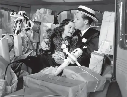  ?? [ Imago ] ?? Verliebte können einander nie genug schenken: Ellen Drew und Dick Powell in der US-Filmkomödi­e „Christmas in July“aus dem Jahr 1940.