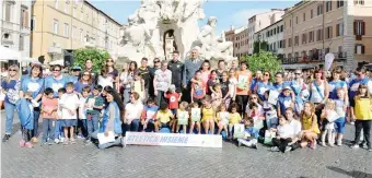  ??  ?? Re e Tortu in piazza Giornata speciale a Roma per gli appassiona­ti di atletica con la terza edizione di Atletica Insieme, organizzat­a, come le due precedenti, da Roma Capitale, in collaboraz­ione con le Fiamme Gialle e Fidal Lazio. In Piazza, assieme ai ragazzi, Davide Re (foto a sinistra) e Filippo Tortu (qui a fianco) anche in versione starter