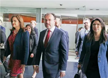  ??  ?? Luis Videgaray compareció ante el pleno del Senado como parte de la glosa del 5to Informe de Gobierno del Presidente.