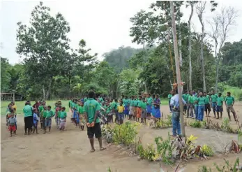  ??  ?? School of the rainforest ... children assemble at Wanang village where locals have been working alongside scientists.