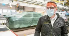  ?? FOTO: SASCHA FROMM ?? Wo Sicherheit­sabstände nicht immer möglich sind, kommen Visier und Maske zum Einsatz. Im Foto: Thomas Steinmetz, Manager in der Endmontage bei Opel in Eisenach.