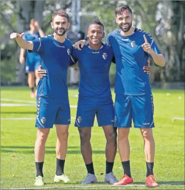  ??  ?? Adrián, Estupiñán y Enric Gallego saludan tras un entrenamie­nto de la presente semana en Tajonar.