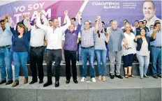  ??  ?? Cuauhtémoc Blanco, virtual ganador de la contienda, dedicó tiempo para festejar hasta altas horas de la noche en la plancha del Zócalo.