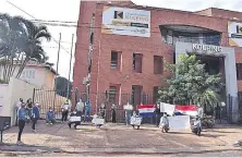  ??  ?? Padres de estudiante­s se manifestar­on esta semana frente al colegio técnico Kolping, que cerró sus puertas por este año.