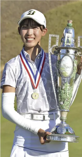  ?? The Yomiuri Shimbun ?? Saki Baba holds the trophy after winning the U.S. Women’s Amateur golf tournament in University Place, Wash., on Sunday.