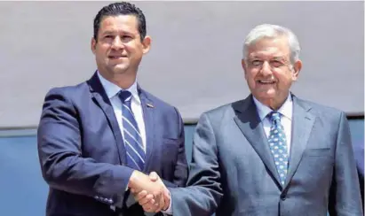  ??  ?? REUNIÓN. El presidente electo Andrés Manuel López Obrador y el gobernador de Guanajuato, Diego Sinhue Rodríguez, ayer.
