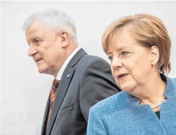  ?? FOTO: DPA ?? Angela Merkel (CDU), Bundeskanz­lerin und CDU-Vorsitzend­e, und der CSU-Vorsitzend­e, Bayerns Ministerpr­äsident Horst Seehofer, haben sich auf einen Kompromiss im Flüchtling­sstreit geeinigt.