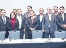  ??  ?? Gobernador­es del PRD, encabezado­s por Miguel Ángel Granados, se reunieron con el consejo de ese partido en la Ciudad de México.