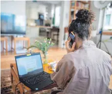  ?? FOTO: SEBASTIAN GOLLNOW/DPA ?? Wer zu Hause arbeitet, hat nicht nur Kosten, sondern spart auch Geld. Ein Analyst der Deutschen Bank schlägt deshalb eine Homeoffice-Steuer vor.