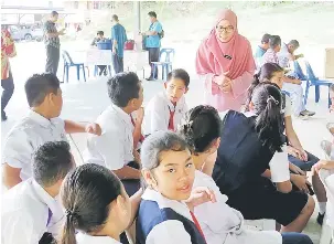  ??  ?? KOMUNIKASI: Para pelajar memberi tindak balas apabila diajukan pertanyaan oleh penceramah.