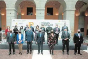  ?? ABC ?? Foto de familia de los galardonad­os con los premios Médicos y Pacientes del CGCOM