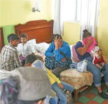  ?? |AP ?? Los migrantes carecen de comida en los albergues, en especial los menores.