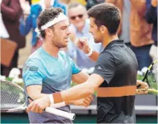  ??  ?? ► Novak Djokovic y Marco Cecchinato se felicitan luego del partido de cuartos de final.