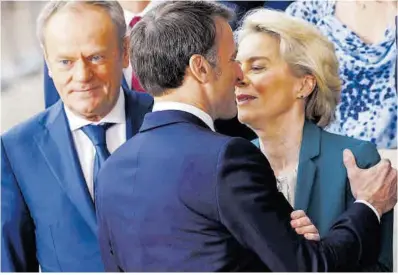  ?? Efe / Olivier Matthys ?? Donald Tusk, Emmanuel Macron y Ursula von der Leyen, ayer en Bruselas.