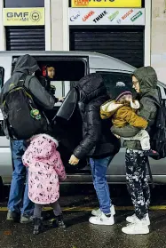  ?? (foto Bremec) ?? Sopra, la famiglia sulle scale di casa Sotto, «l’imbarco» sul furgone per raggiunger­e la scuola e i nonni