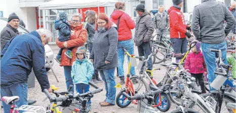  ?? FOTO: VERA ROMEU ?? Räder in allen Größen und Ausführung­en gibt es bei der Radbörse der Triathlete­n.