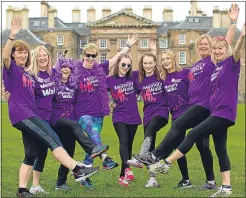  ??  ?? Jennifer Honeyman, fourth left, with sister Elaine, first left, and family and friends at the Dalkeith Country Park Memory Walk