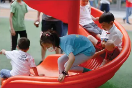  ?? (Aly Song) ?? CHILDREN PLAY inside a shopping complex in Shanghai. China says its population declined last year for the first time in six decades.