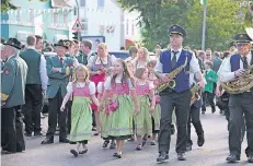  ?? RP-ARCHIVFOTO: PROBST ?? Seit jeher ist der Festumzug der Buchholzer Sebastiane­r ein Ereignis, das viele Zuschauer anzieht.