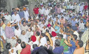  ?? GURMINDER SINGH/HT ?? BJP workers holding protest in front of the Ludhiana police commission­er’s office over the killing of the RSS leader on Tuesday.