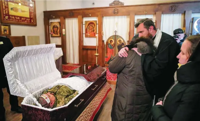  ?? EFE ?? Familiares y amigos de Anton Sidorov, el soldado ucraniano, que murió en en el Donbás durante su funeral en una iglesia de Kiev, ayer