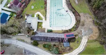  ?? Foto: Michael Kalb ?? Der Kinderbere­ich im Waldfreiba­d Dinkelsche­rben (rechts im Bild) wurde neu gestaltet. Das „Anbaden“ist für den 13. Mai vor gesehen.