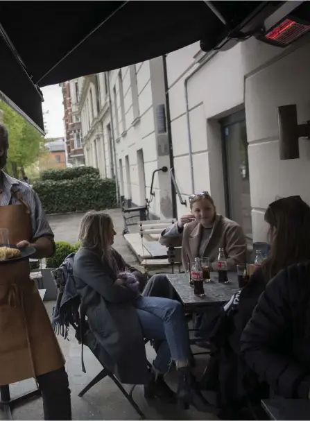  ??  ?? Jostein Haugum jobbar som servitör på sin egen restaurang i Köpenhamn flera gånger i månaden. Det är en självklarh­et för honom att alla flexar och hjälper till.