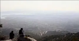  ?? (Photo VLP) ?? Vue depuis le Faron, dimanche : la ville sous un nuage blanchâtre.