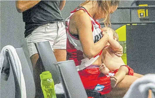  ??  ?? Pidió el cambio para amamantar a su hija. Y la imagen de Antonella y Madi explotó en las redes para sorpresa de la madre.