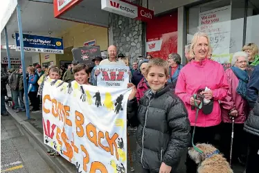  ?? PHOTO: FAIRFAX NZ ?? Kalen O’Neill, 10, Hamish Ryall, 10, and Tom Cameron, 8, of St Joseph’s School, Fairlie, show support for protesters yesterday