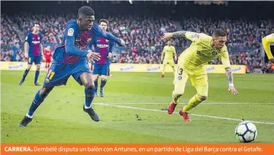  ?? JORDI COTRINA ?? CARRERA. Dembélé disputa un balón con Antunes, en un partido de Liga del Barça contra el Getafe.