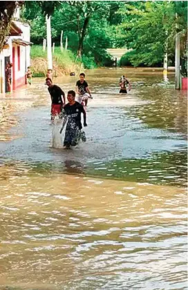  ?? FOTO CORTESÍA CHARY DURANGO SÁNCHEZ ?? Así estaban las calles de Bolombolo tras las inundacion­es del sábado en la madrugada.