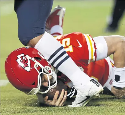  ?? CHARLIE NEIBERGALL THE ASSOCIATED PRESS ?? Chiefs quarterbac­k Patrick Mahomes hits the turf after a sack by Patriots middle linebacker Kyle Van Noy on Sunday in Kansas City.