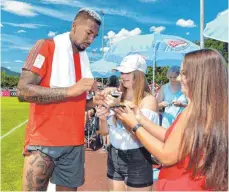  ?? FOTO: IMAGO ?? Nah an den Fans und mit Luft fürs Tattoo – Jérôme Boateng.