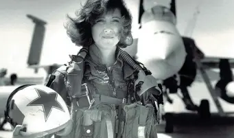  ??  ?? Tammie Jo Shults, ora 56enne, in una foto del 1992, quando volava con gli aerei da combattime­nto